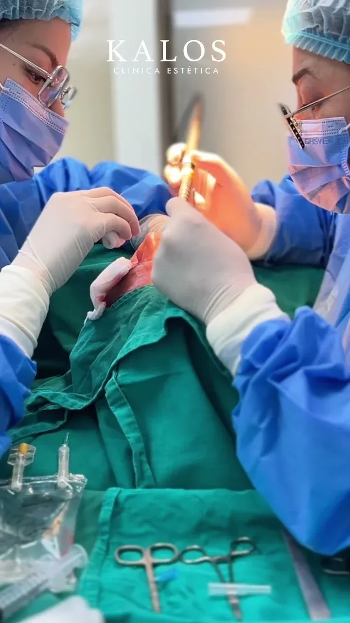 Equipo quirúrgico de Kalos durante una blefaroplastia