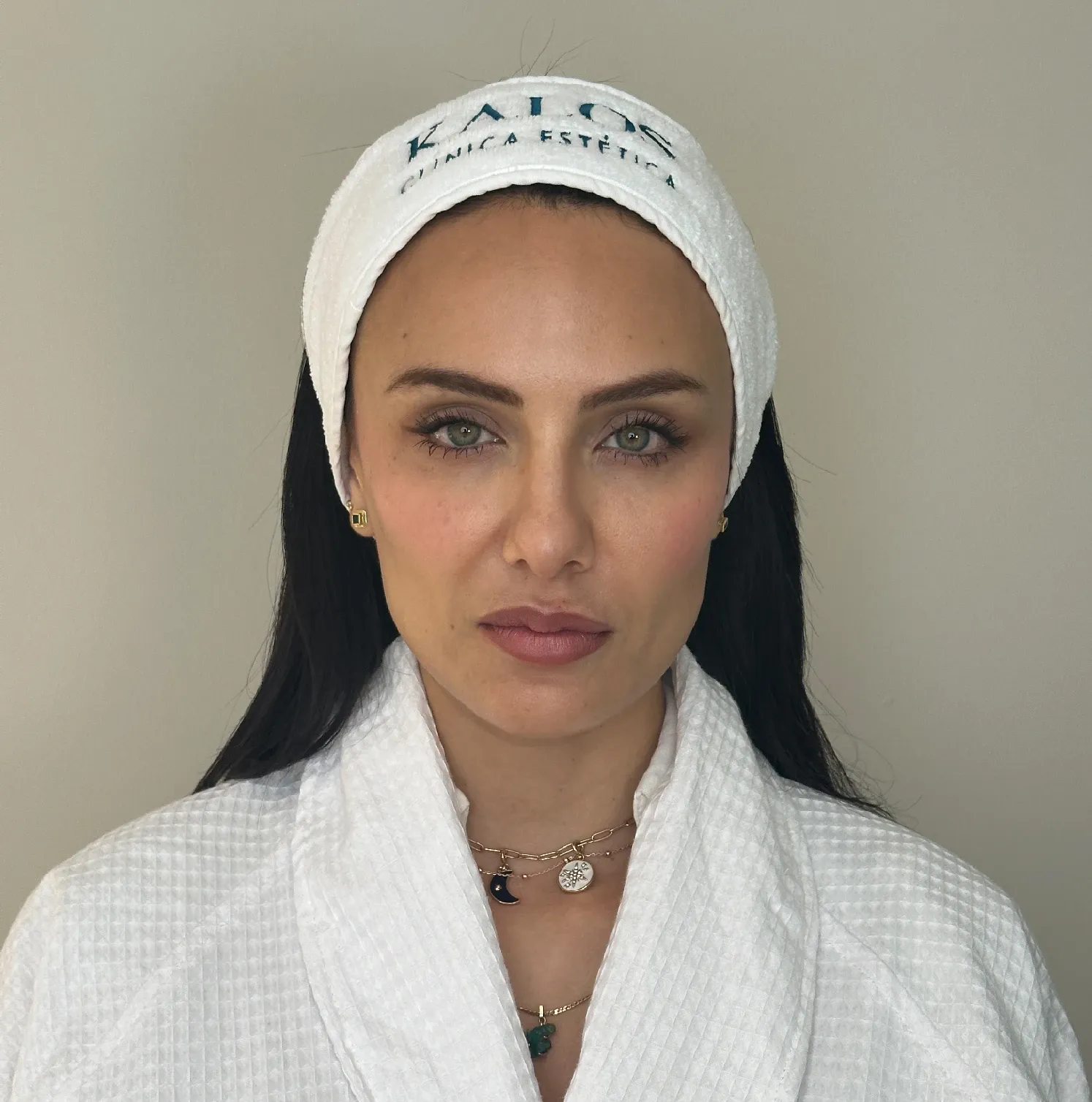 Antes de la armonización facial: rostro de frente de una paciente