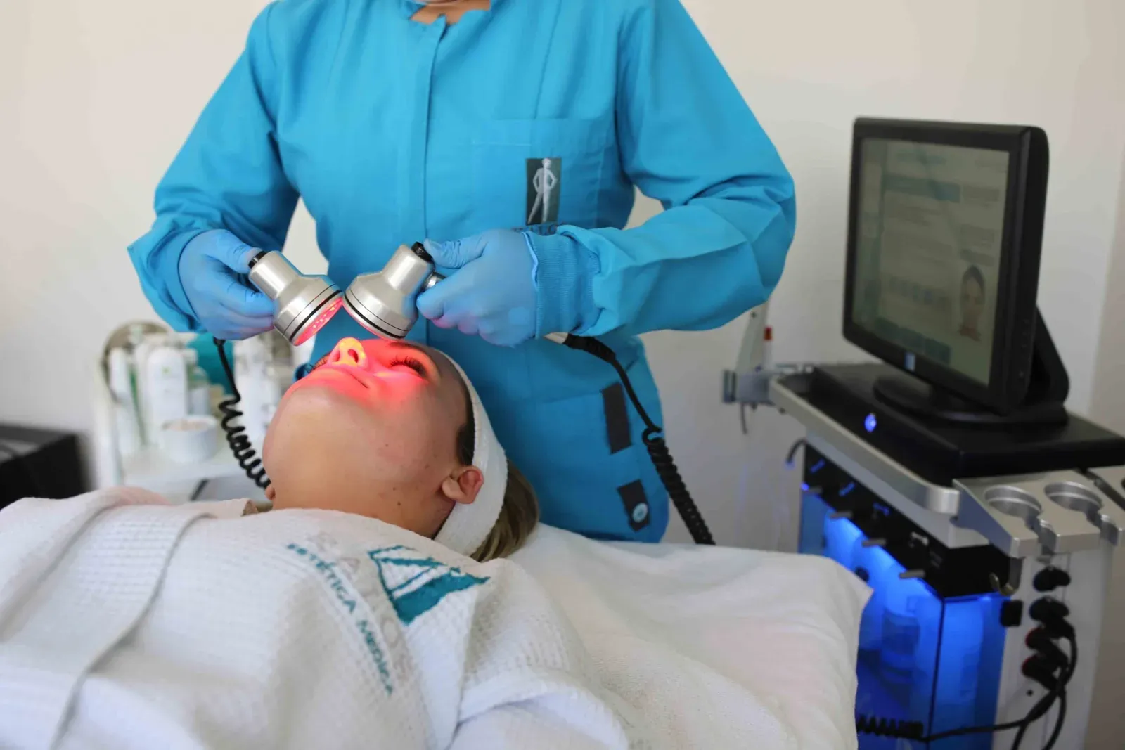 Paciente en una cabina de Kalos durante un tratamiento facial