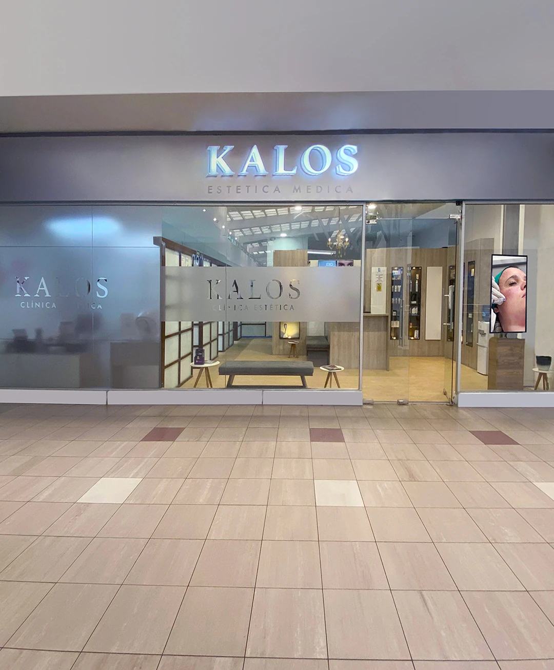 Local de Kalos en el C.C. El Recreo, con letrero luminoso y vitrina de vidrio