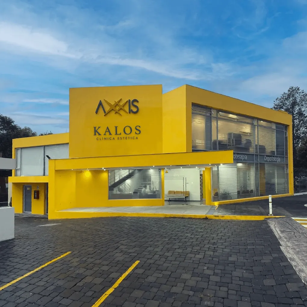 Fachada de la sede Valle de los Chillos de Kalos, edificio amarillo con el letrero de Kalos